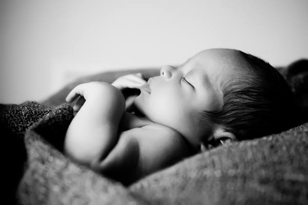 nyfødt fotografering hjemme - framethebaby