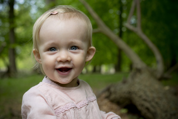 Udendørs babyfotosession i Dyrehaven