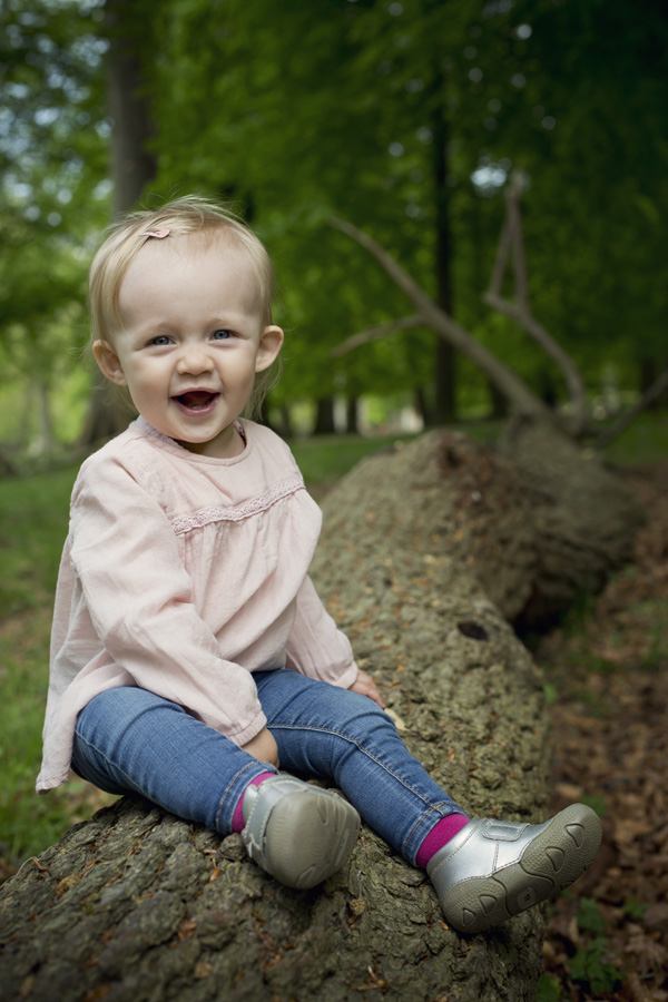 Udendørs babyfotosession i Dyrehaven