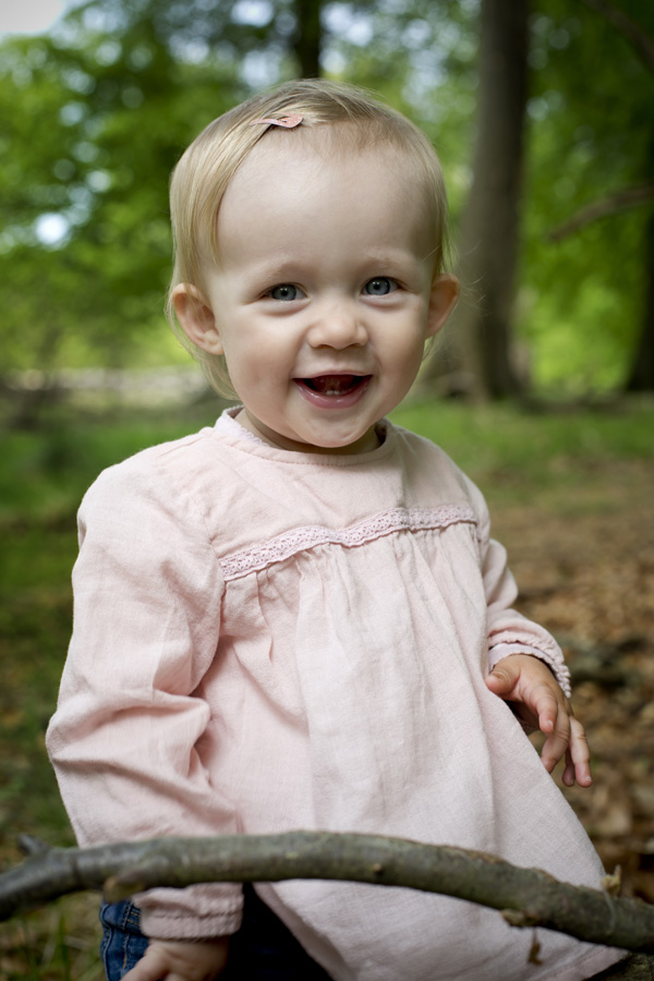 Udendørs babyfotosession i Dyrehaven