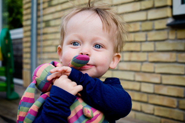 babyfotograf udendørs i haven