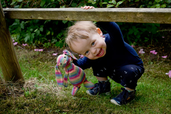 babyfotograf udendørs i haven