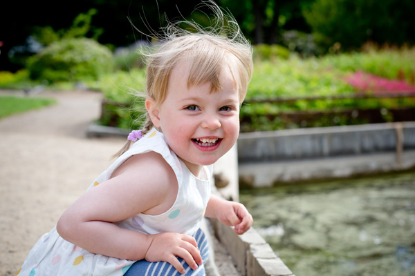 Børnefotograi udendørs farmethebaby